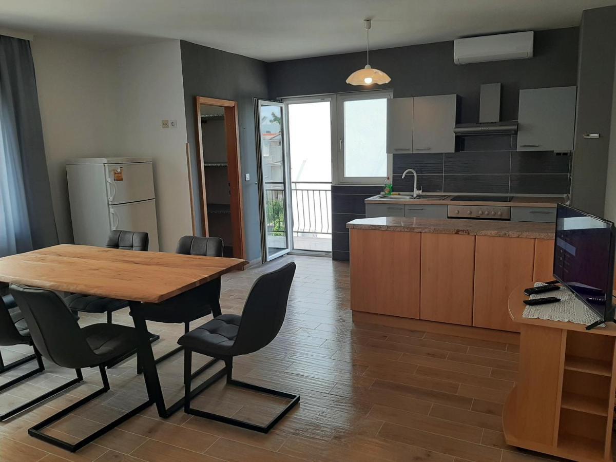 Apartments Tina Омиш Экстерьер фото